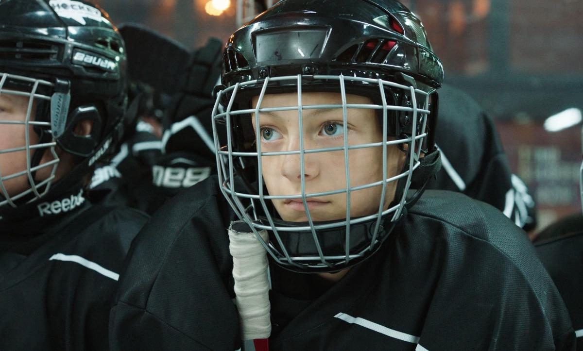 (2) Close (Lukas Dhont, 2022)