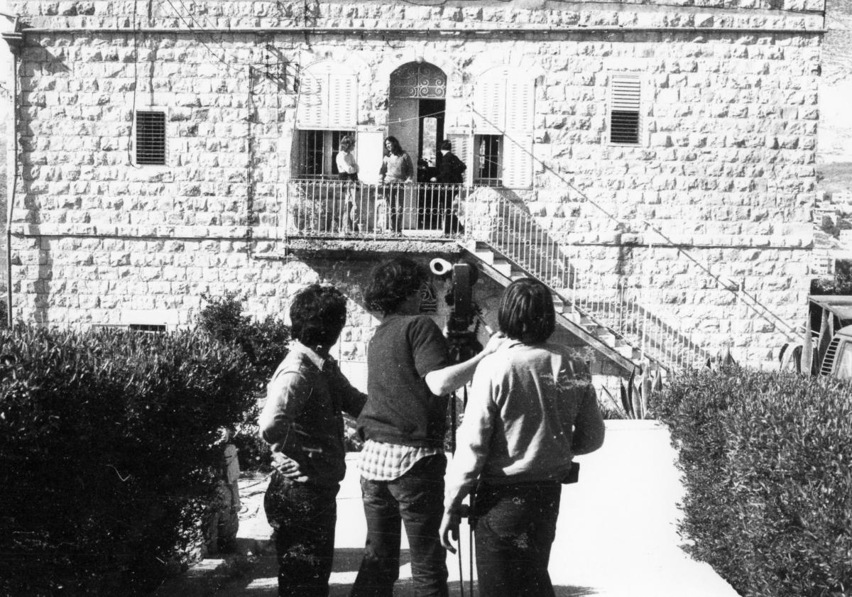 (1) Michel Khleifi, Ives Vandermeeren, Marc-André Batigne, Sahar Khalifa et ses filles sur le tournage de La mémoire fertile (1980) (1) Michel Khleifi, Ives Vandermeeren, Marc-André Batigne, Sahar Khalifa et ses filles sur le tournage de La mémoire fertile (1980)