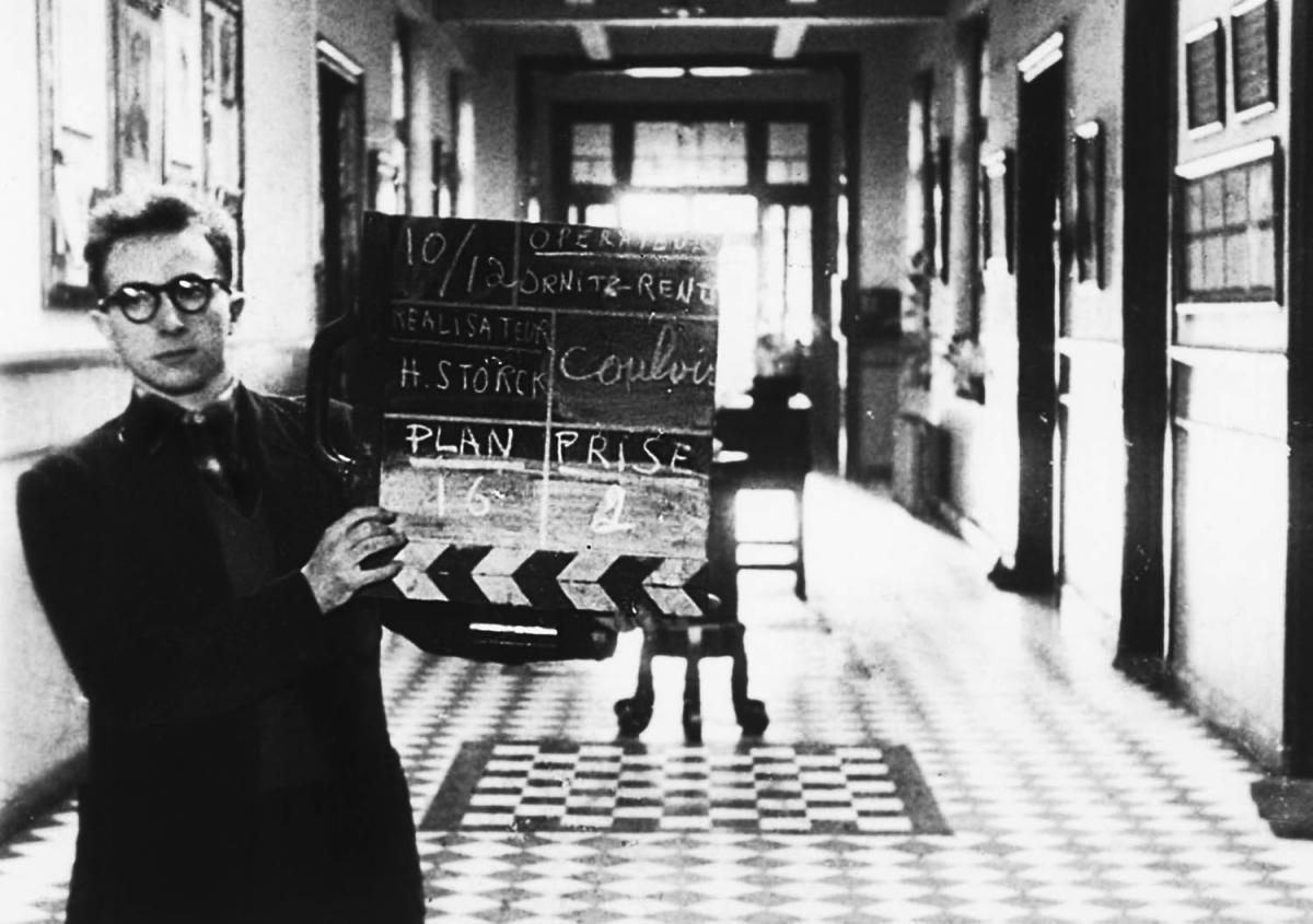 Luc de Heusch op de set van Au carrefour de la vie (Henri Storck, 1948) Luc de Heusch op de set van Au carrefour de la vie (Henri Storck, 1948)