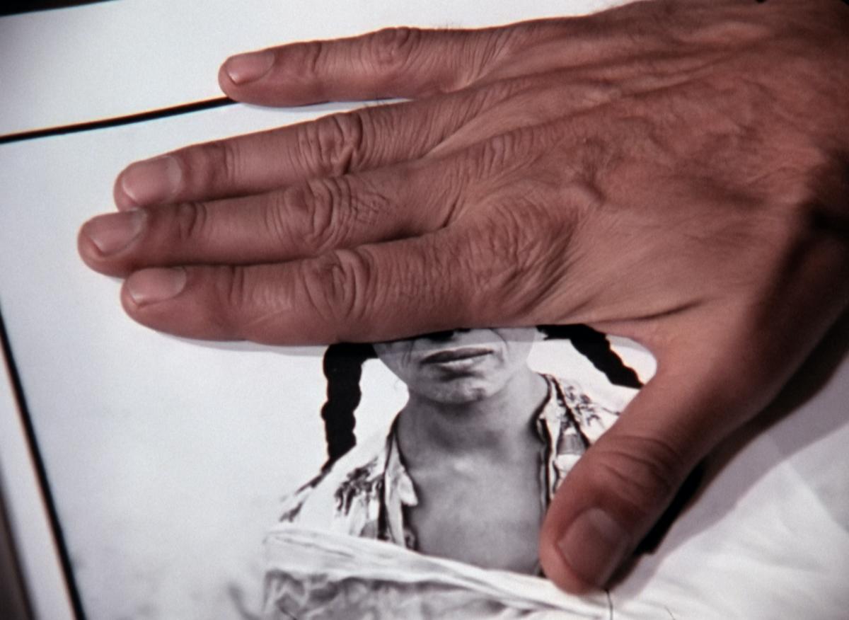 (1) Bilder der Welt und Inschrift des Krieges (Harun Farocki, 1989). Photo: "Images of the World and the Inscription of War" © Harun Farocki 1988 (1) Bilder der Welt und Inschrift des Krieges (Harun Farocki, 1989). Photo: "Images of the World and the Inscription of War" © Harun Farocki 1988