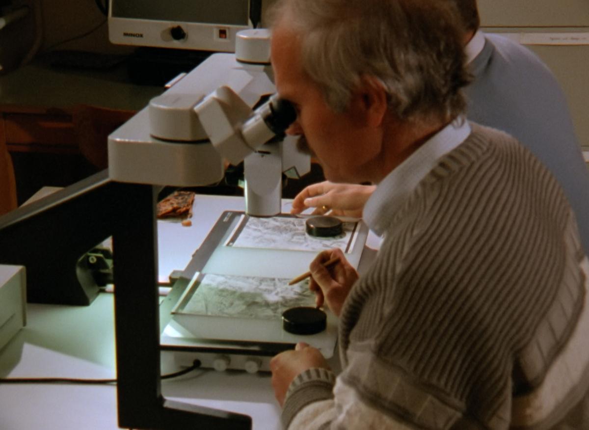 (2) Bilder der Welt und Inschrift des Krieges (Harun Farocki, 1989). Photo: "Images of the World and the Inscription of War" © Harun Farocki 1988