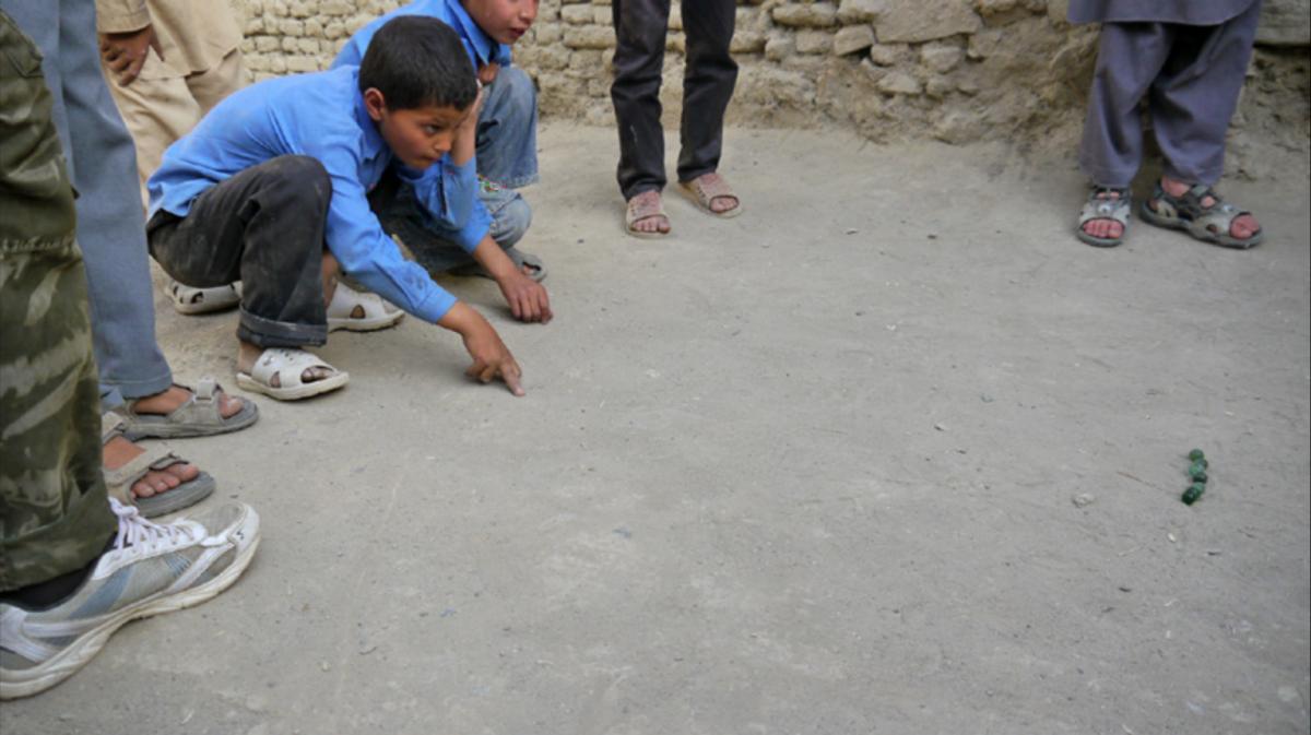 (1) Making of Francis Alÿs, Children’s Game #8: Marbles (2010) | Amman, Jordan [photo by the artist]